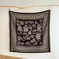 Detail eines Seefahrts-Wandteppichs mit Segelschiff-Motiven und feinen Fransenrändern - Nautischer Mythologie-Druck (Mit Quasten) / Schwarzkaffee / 130x130cm