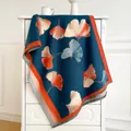 Detail van een marineblauwe sjaal met ginkgo-bladeren en verfijnde randen met franjes - Marine Ginkgo Blad Stijl (FY2438-2)