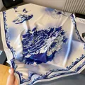 Écharpe en satin de soie style porcelaine bleue et blanche avec motifs floraux - 180x90cm / Pivoine Céladon