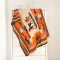 Dettaglio del motivo della carrozza e nappe su sciarpa invernale in cashmere - 190x65cm / Arancione Beige