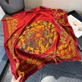 Detalle de bufanda de seda roja con motivos tradicionales de dragón chino - 180x90cm / Dragón y fénix