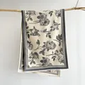 Dettaglio di sciarpa elegante con stampa a rose e bordi pied-de-poule su ramo di legno - 185x65cm / Grigio