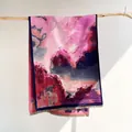 Vista detallada de la bufanda estilo pintura al óleo con patrones abstractos y flecos - Color 1 / 180x65cm