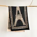 Dettaglio della sciarpa jacquard Torre Eiffel con nappe morbide su gruccia in legno - Nero