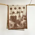 Λεπτομέρεια κασμιρένιας εσάρπας με vintage σχέδιο καμέλιας και τύπωμα ορίζοντα Νέας Υόρκης - Χακί / 185x65cm