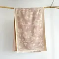 Dettaglio di sciarpa jacquard rosa con motivo pied-de-poule e nappe bianche - 185x65cm / Rosa Cachi