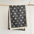 Detail van camellia jacquard patroon op donkergrijze sjaal met fijne franjes - Grijs