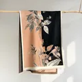 Détail d'imprimé lys sur une écharpe patchwork rose et noire avec des franges fines - Khaki Noir