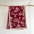 Dettaglio sciarpa jacquard rosso vino con motivi a rose e bordi con frange pied-de-poule - 185x65cm / Rosso