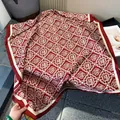Detalle de pañuelo de seda roja con caracteres Fu y motivos tradicionales chinos - 180x90cm / Estilo Fu Chino