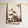 Detail eines eleganten Schals mit Landschaftsstickerei und grünen Lotosmotiven in Beige - 180x65cm / Grün