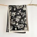 Dettaglio di sciarpa invernale con motivi floreali vintage e bordi in pied-de-poule - 185x65cm / Nero