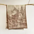 Dettaglio dello scialle con stampa paesaggistica cinese vintage e rifiniture con frange - Cachi