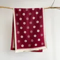 Gedetailleerde textuur van bordeauxrode camellia jacquard sjaal met franje en bloemmotieven - Rood