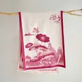 Detailaufnahme des Jacquard-Schals mit Lotusblumen-Muster und feinen Fransen am Rand - 180x65cm / Rosa