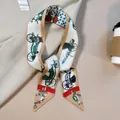 Detail eines Seidenschals mit Vintage-Kutschenprint und rotem Rand für Handtaschen - 120x5cm / Milchweiß Rote Paspel Kutsche (PD2514-4)