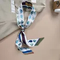 Elegante foulard in seta con stampa ritratto retrò annodato a fiocco su un blazer classico - Stile Patchwork Celeste Artistico (PD2522-2) / 120x5cm