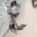 Sciarpa stretta in seta con cuori marroni e motivo a quadri su blazer beige elegante - 120x5 / Cuore Griglia Marrone