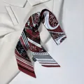 Elegante sciarpa in seta bordeaux con stampa paisley su blazer avorio - 100*5cm / Bordeaux Paisley (PD2534—2)