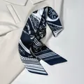 Elegante sciarpa stretta in seta bianca e nera con motivo paisley su blazer beige - 100*5cm / Stampa Bianco e Nero (PD2534—4)