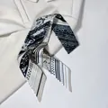 Dettaglio di una sciarpa in seta sottile bianca e nera su un blazer beige - 100*5cm / Black White Beige Print (PD2534—5)