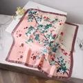 Roze zijden vierkante sjaal met witte bloemenpatronen en donkere randafwerking - Vierkant / Roze