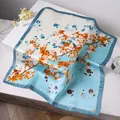Vierkante zijden sjaal van 70cm met blauwe bloemenprint en donkerblauwe rand op marmer - Vierkant / Meerblauw