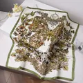 Elegante foulard in seta satinata 70cm con motivi botanici di farfalle e mappamondo - Verde