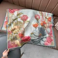Schal mit Retro-Ölgemälde-Blumenmuster und Fransen, Jacquard-Stil auf einem Sofa - Lotusteich Hellblau