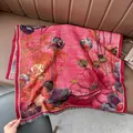 Detail eines roten Blumen-Ölgemälde-Schals mit Jacquard-Textur und Fransenkanten - Lotusteich Rot