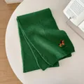 Dettaglio della morbida sciarpa in maglia verde con ricamo di cane carino e trama soffice - 160x27cm / Verde
