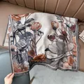 Detail eines Blumen-Jacquard-Schals mit Fransen auf einer Ledersofa-Oberfläche - Lotusteich Grau