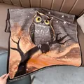Detaillierte Ansicht des Winter-Schals mit Eulen-Ölgemälde und eleganten Quastenfransen - Eule Kaffee Orange