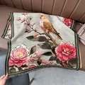 Detail der hochdichten Jacquard-Vogel- und Blumenstickerei auf einem warmen Ethno-Schal - Vogel Pfingstrose Grün