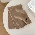 Dettaglio di sciarpa in maglia marrone con ricamo di cane carino e testo cutedog - 160x27cm / Beige Caffè