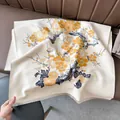 Detalle del estampado de flores de ciruelo y flecos en bufanda color crema - 180x65cm / Beige