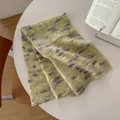 Dettaglio di sciarpa in maglia di lana spessa con motivo maculato ed etichetta - 170x26cm / Giallo