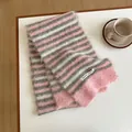 Gros plan d'une écharpe en laine à rayures roses et grises avec texture douce et étiquette - 170x27cm / Gris Rose Blanc Multicolore