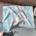 Detalle del chal de cachemira gris azulado con flores de ciruelo rosas y flecos - 180x65cm / Azul claro