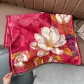 Nahaufnahme des roten Webschals mit Jacquard-Blumenmuster und dunkelgrauen Fransen - Große Blume Rot