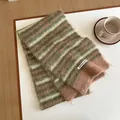 Gros plan sur l'écharpe en laine duveteuse à rayures rétro vertes, jaunes et brunes - 170x27cm / Vert Jaune Marron Multicolore