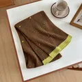 Dettaglio sciarpa in maglia con pois multicolori e bordi a contrasto verde brillante - 155x27cm / caffè