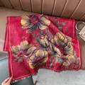 Dicker Vintage-Blumenschal in Dunkelrot mit Retro-Mustern und Fransenquasten - Blumen Rot