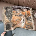 Detailansicht eines Schals mit Van-Gogh-Ölgemälde-Muster und feinen schwarzen Fransen - Weg nach Hause Khaki