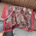 Detail des Vintage-Jacquard-Blattmusters und weiche Fransen am dicken Herbst-Winter-Schal - Blatt Grau Rot