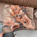 Detailansicht des dicken Schals mit Blumenmuster, eleganten Fransen und Jacquard-Gewebe - Blumen Khaki