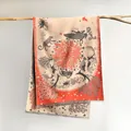 Elegante chal de cachemira beige y naranja con ilustración mitológica vintage - 180x65cm / Naranja Beige
