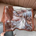 Detailansicht des Jacquard-Schals mit Kunstmotiv, braunem Rand und schwarzen Fransen - Weg nach Hause Kaffee
