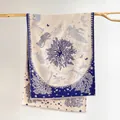 Detalle de chal de imitación cachemira con motivos de tigre y pegaso y bordes de flecos - 180x65cm / Azul