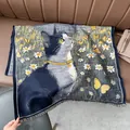 Makroaufnahme der gestrickten Katzen-Schal-Struktur mit Gänseblümchen und Fransen - Blaue Katze